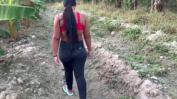 Campesina En Busca De Flores Para Su Jardin Es Follada En El Bosque Por Uno Delos Concerjes De La Finca free video