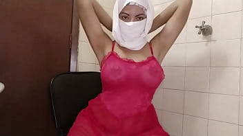 Sexy Arabian Bi Slut Masturbate Squirting Pussy In Niqab On Webcam free video